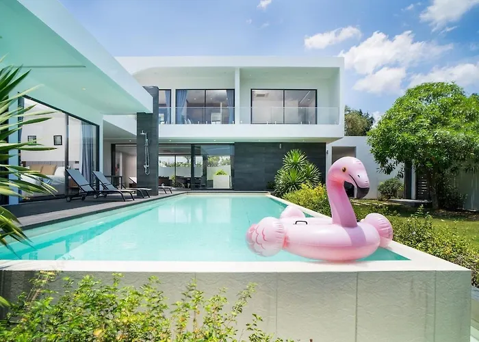 Ultra-Modern Tropical Pool Villa